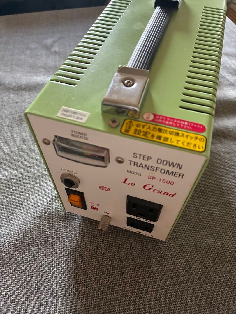 海外用変圧器 日章工業 定格容量1500W 対応電圧220V/240V