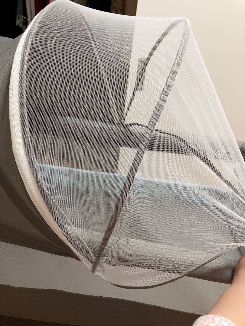 【新品同様】グレー ベビーベッド メッシュカバー付き