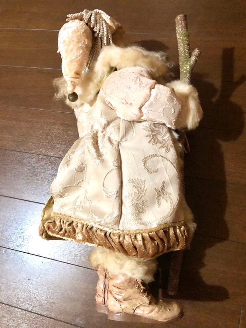 【アンティーク調】刺繍入り衣装&ブーツのサンタクロース人形(ベージュ色系)