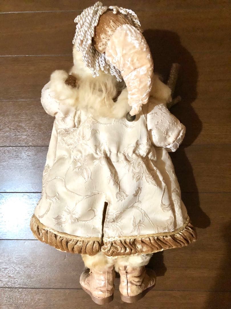 【アンティーク調】刺繍入り衣装&ブーツのサンタクロース人形(ベージュ色系)
