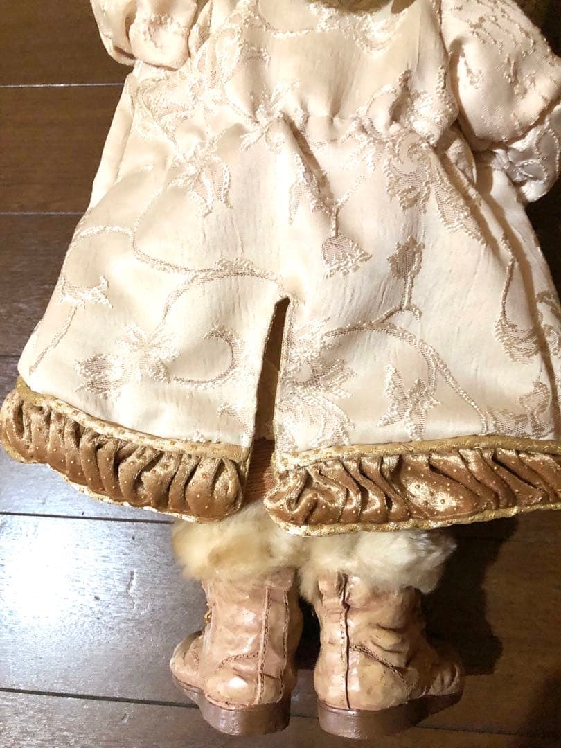 【アンティーク調】刺繍入り衣装&ブーツのサンタクロース人形(ベージュ色系)