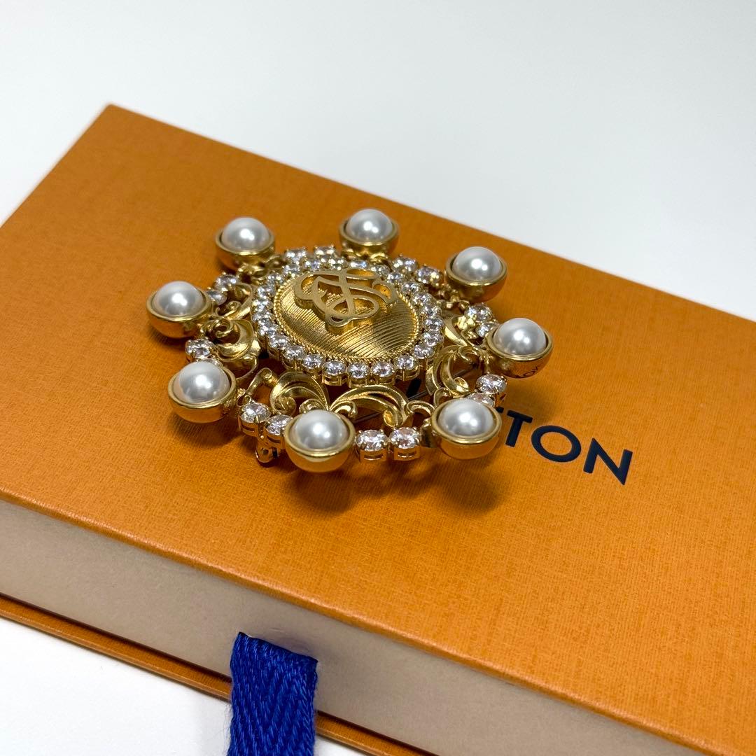 美品 ルイヴィトン LVダイナスティ ブローチ ゴールド パール 新ロゴ