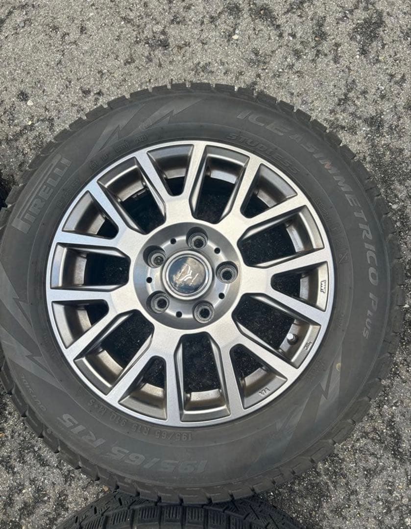 スタッドレスタイヤ195/65/15インチ4本セット 15インチホイール付き