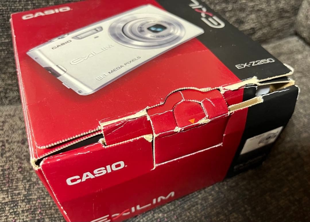 CASIO 9.1メガピクセル コンパクトカメラ