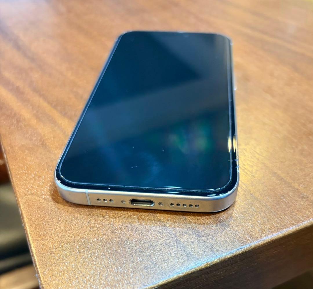 【美品】Apple iPhone 15 Pro 1TB ホワイトチタニウム　本体