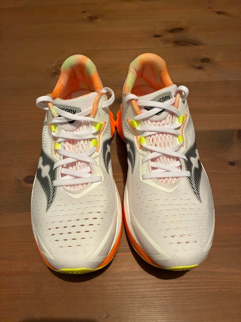 saucony ランニングシューズ ホワイト/オレンジ