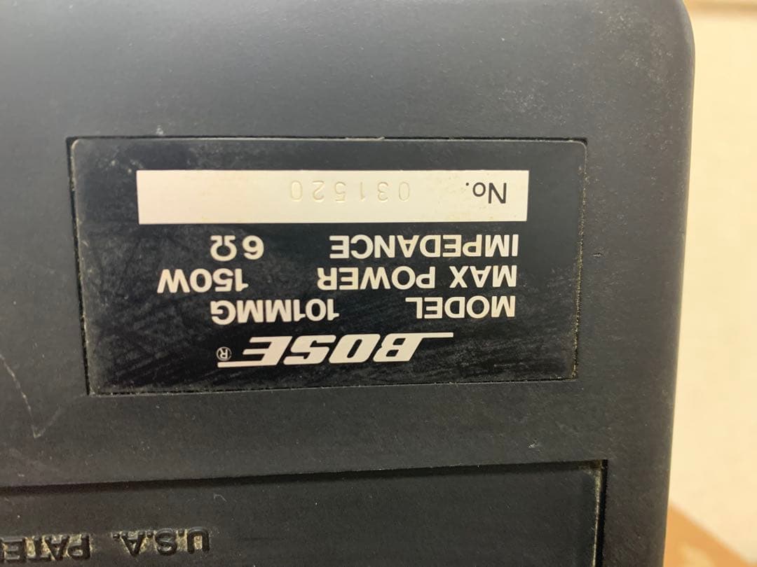 BOSE 101MMG スピーカー 取り付け用ブラケットとコード付。