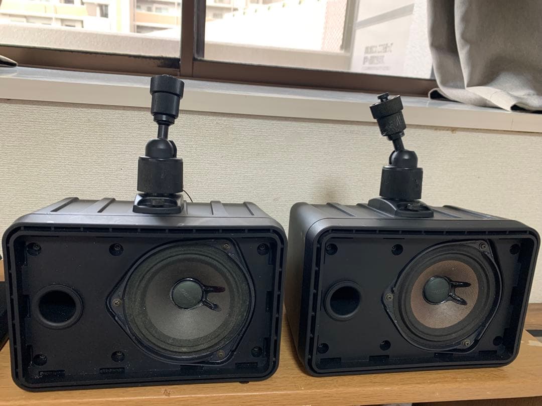 BOSE 101MMG スピーカー 取り付け用ブラケットとコード付。
