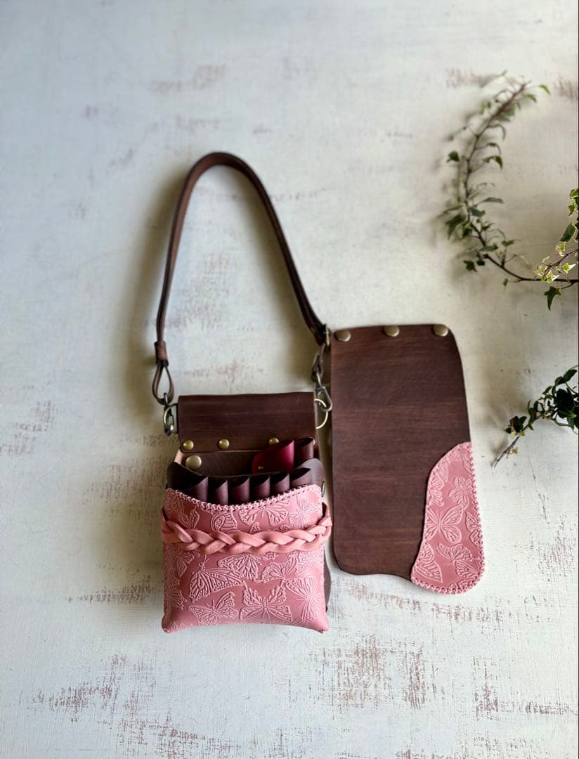 おっか 手染めダークチョコ、蝶型押しピンクの蓋付き大容量シザーケース