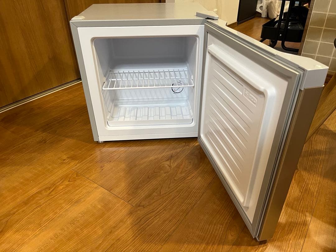 2025年製　コンパクト冷凍庫　31L