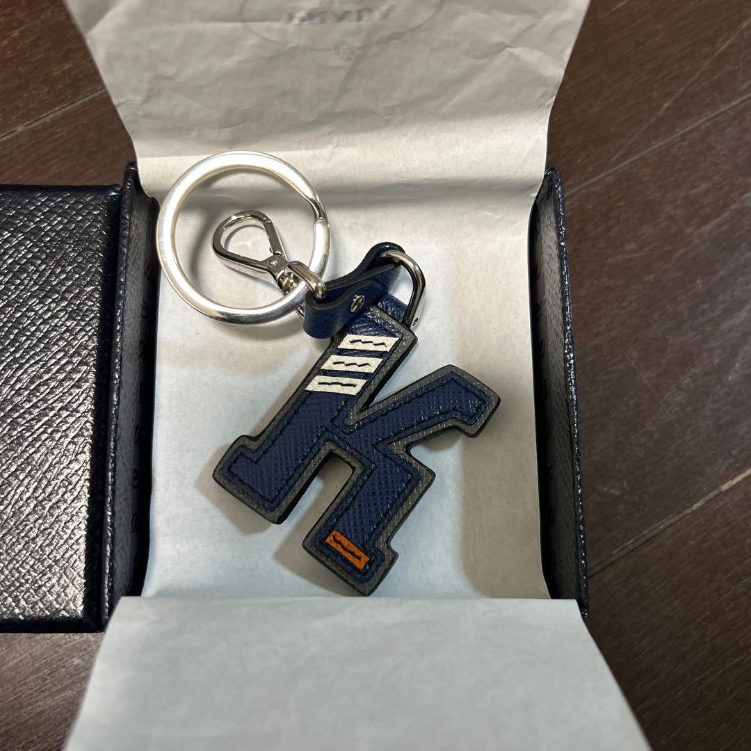 PRADA K型キーホルダー ネイビー レザー