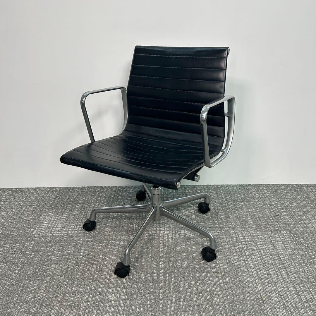 B. ハーマンミラー キャスターチェア アルミナムチェア 本革