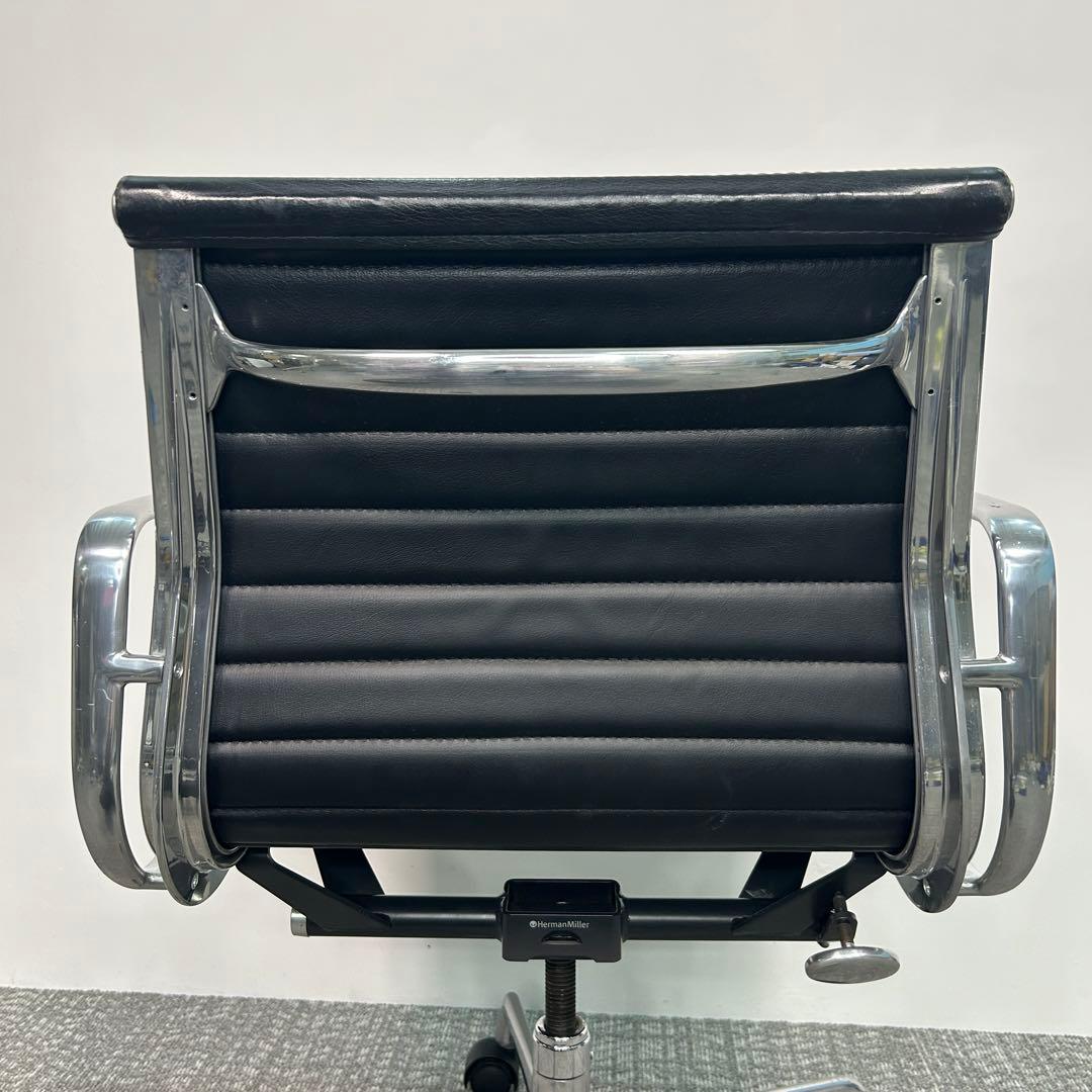 B. ハーマンミラー キャスターチェア アルミナムチェア 本革