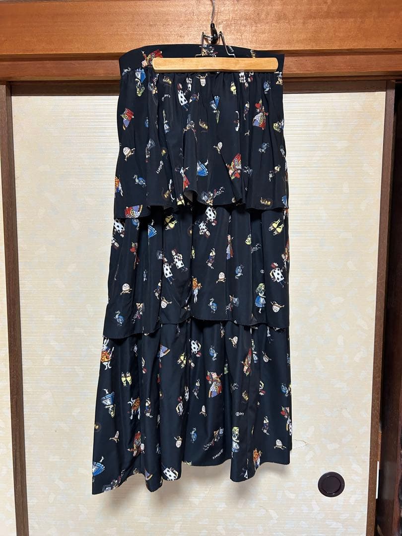 ロイスクレヨン　アリス柄スカート