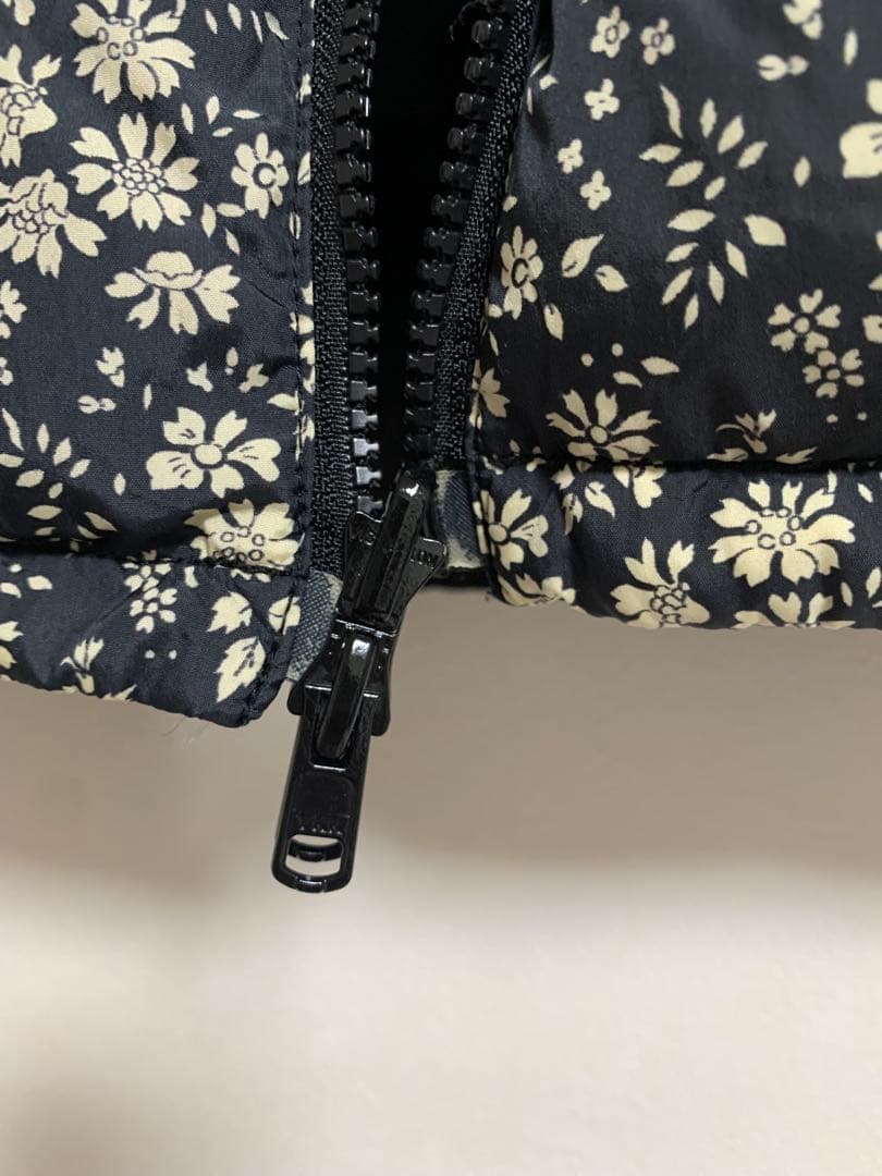 ハグオーワー モンロ リバティプリント ダウンジャケット ブラック