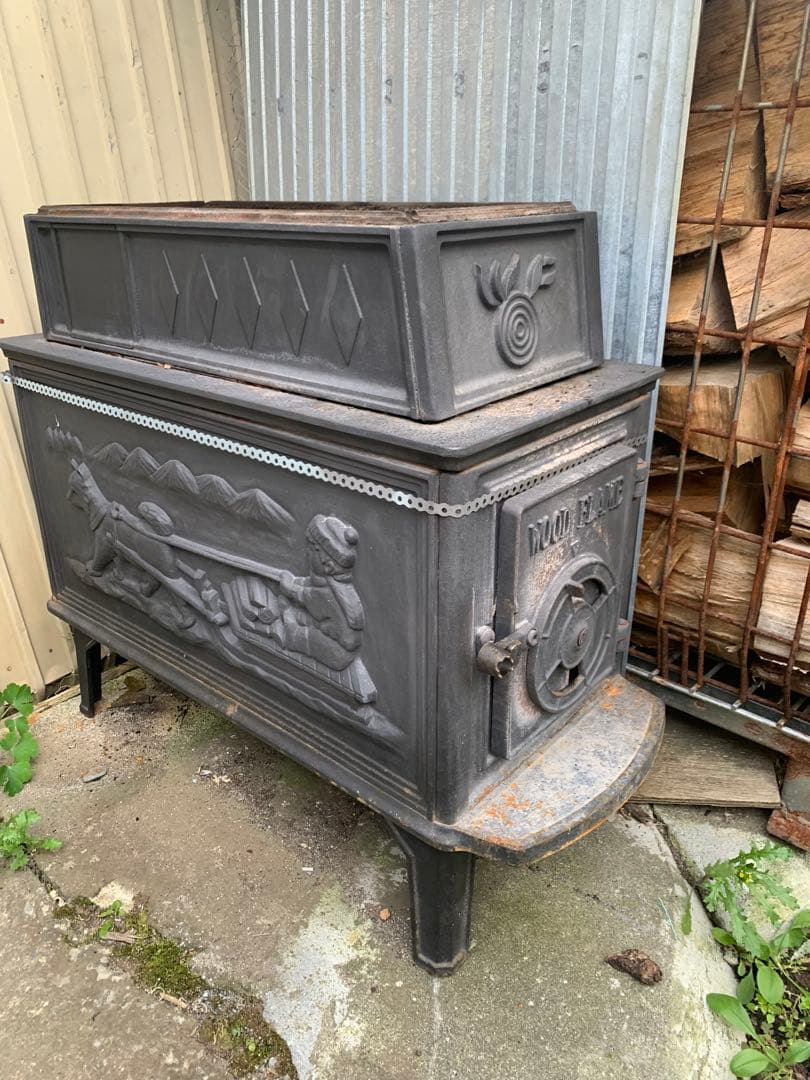 鋳鉄製 薪ストーブ 蓋付き 犬と人の彫刻