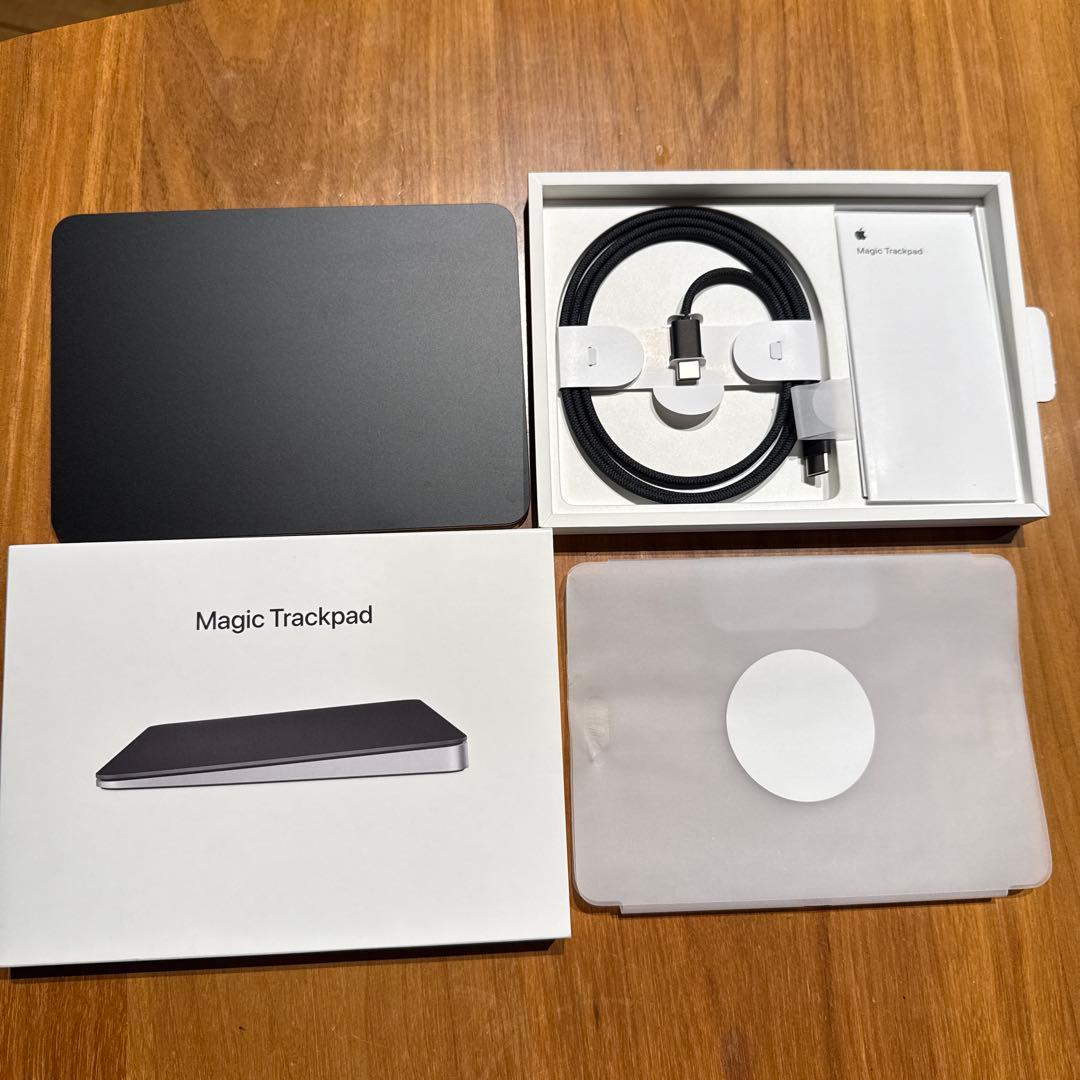 Magic Trackpad 本体とUSB-Cケーブル