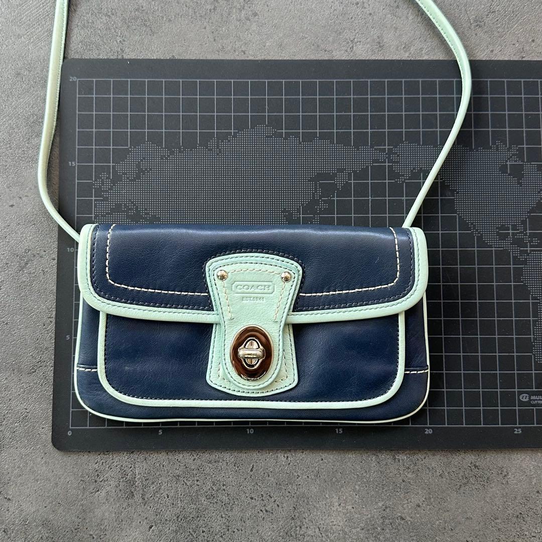 希少✨COACH Turn Lock Legacy Stripe pouch