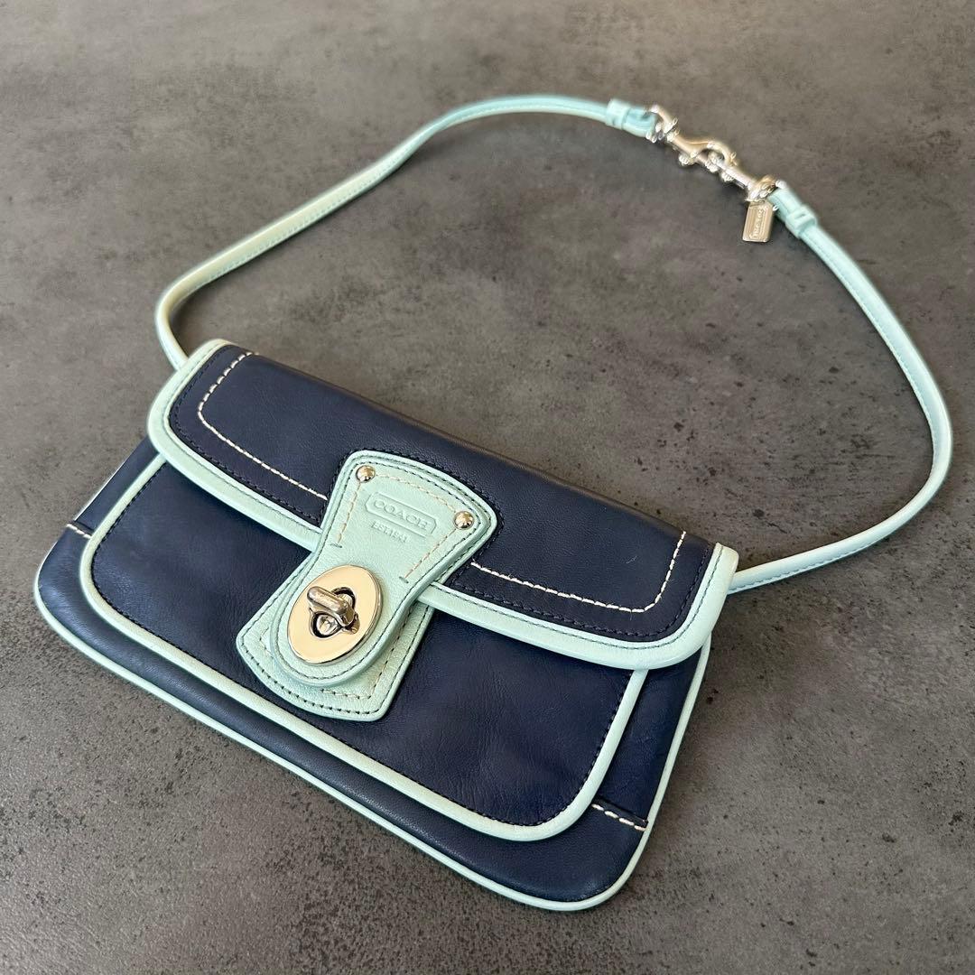 希少✨COACH Turn Lock Legacy Stripe pouch