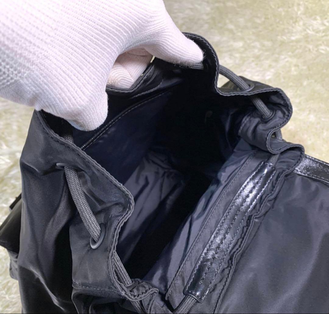 トリーバーチ ナイロン リュック ブラック 大容量 フラップ バックパック 巾着