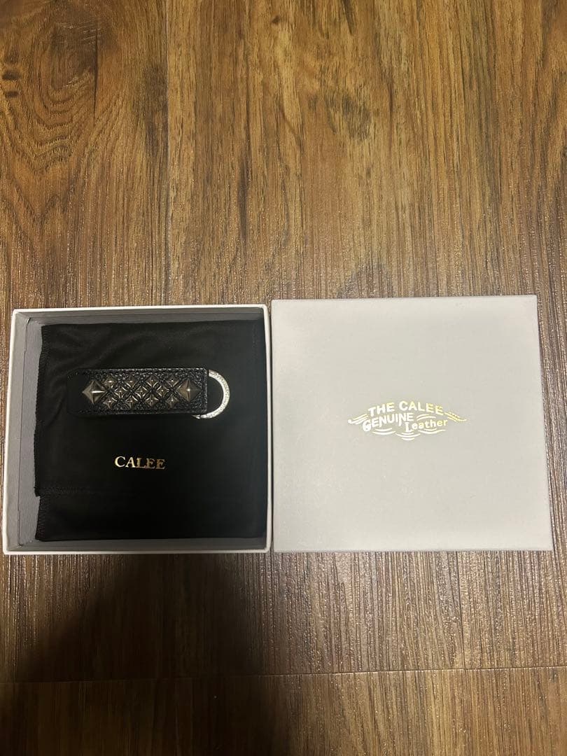 CALEE スタッズ付きキーホルダー