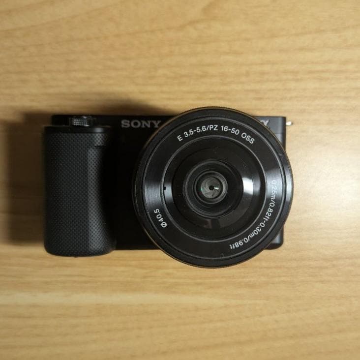 ソニー(SONY)カメラZV-E10と純正バッテリー充電器BC-VW1