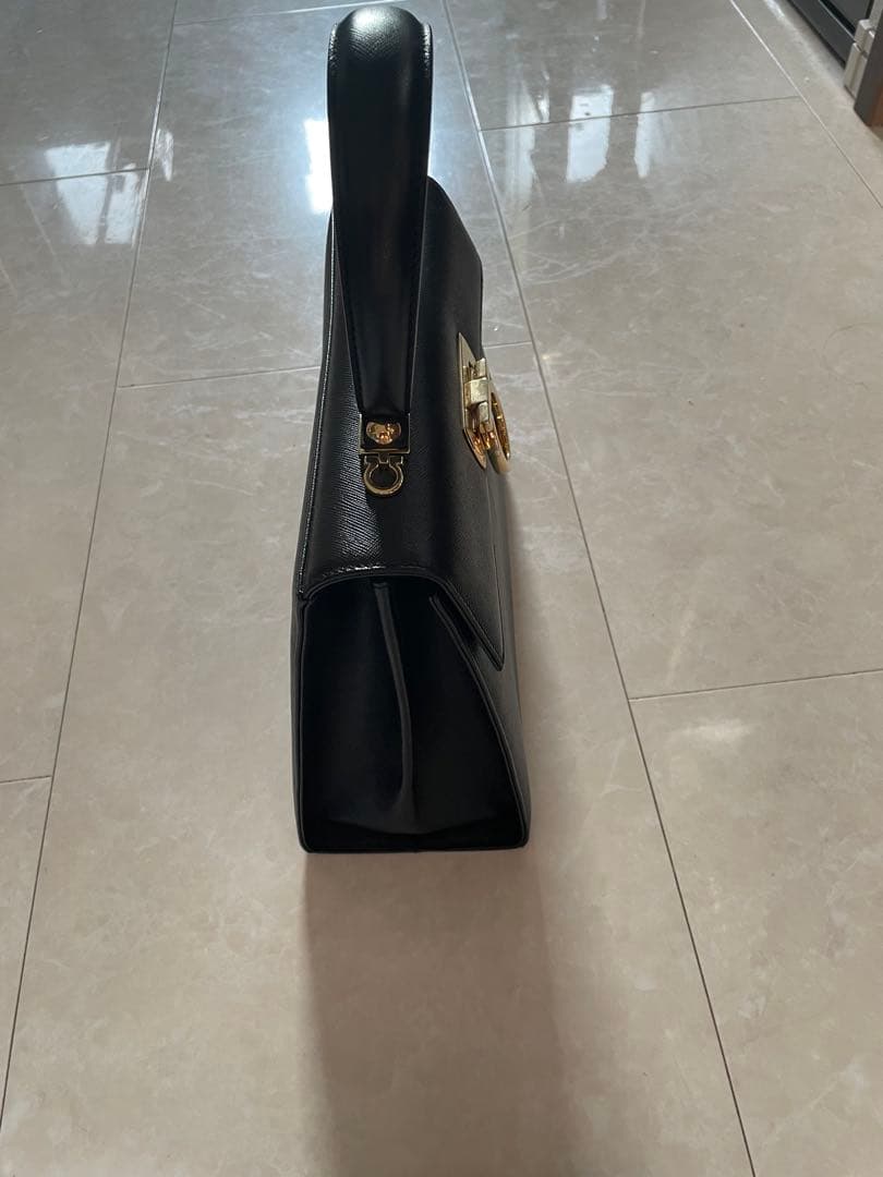 ブラックレザーハンドバッグ ゴールド金具