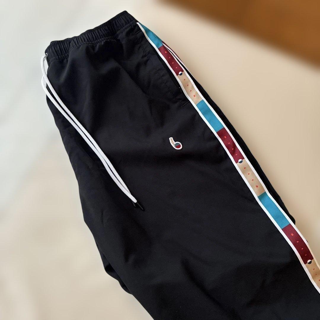 カラフルストライプ ブラックジャージパンツ