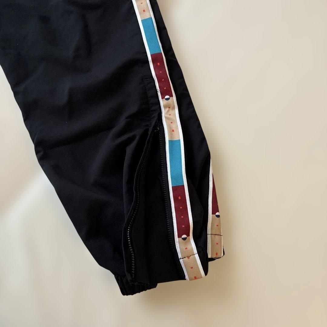 カラフルストライプ ブラックジャージパンツ