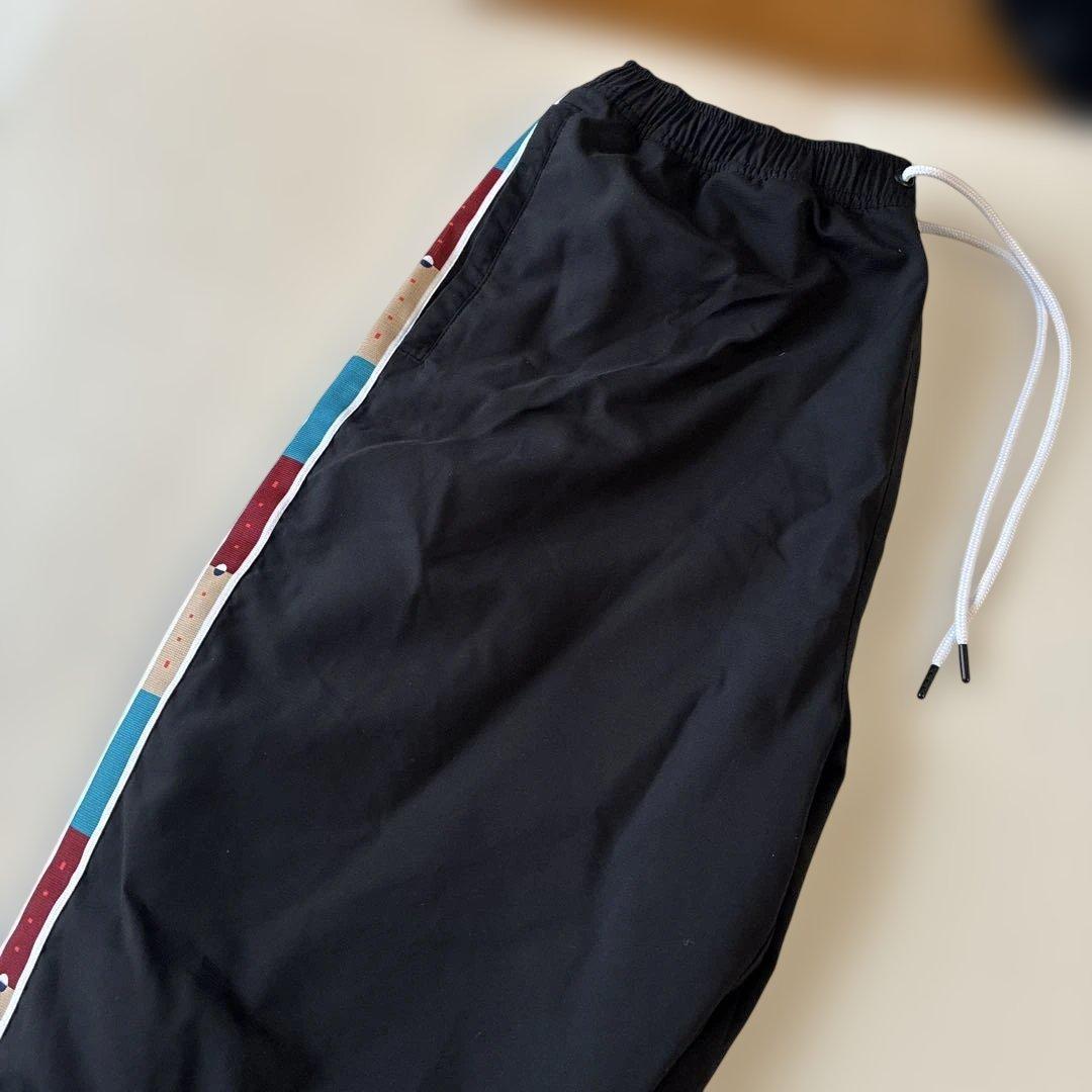 カラフルストライプ ブラックジャージパンツ