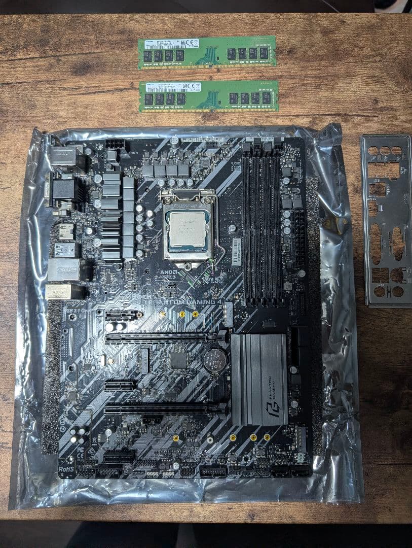 マザーボード + Intel i7-9700 + 8GB×2 16 GB RAM