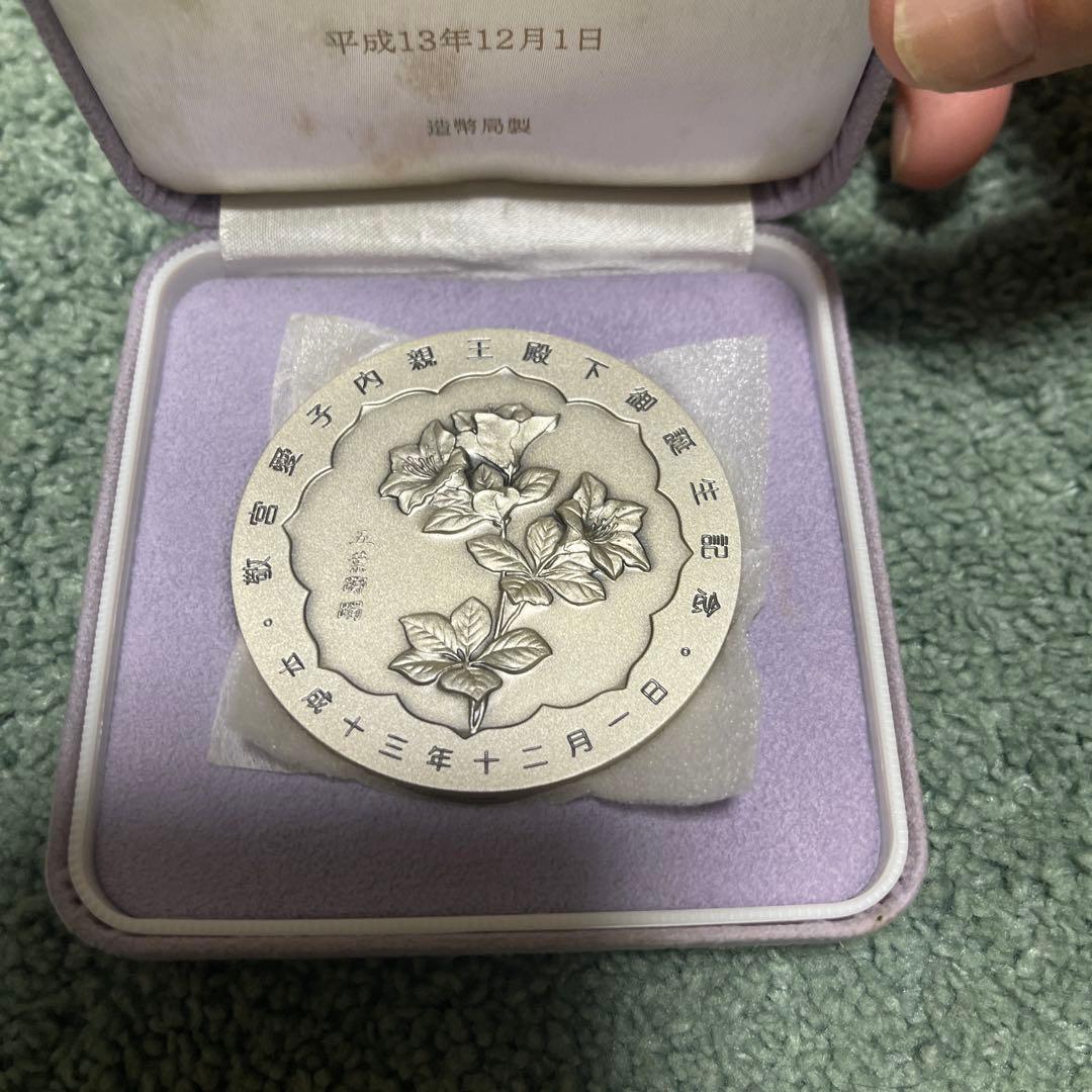 2001年 誕生記念メダル 花の彫刻