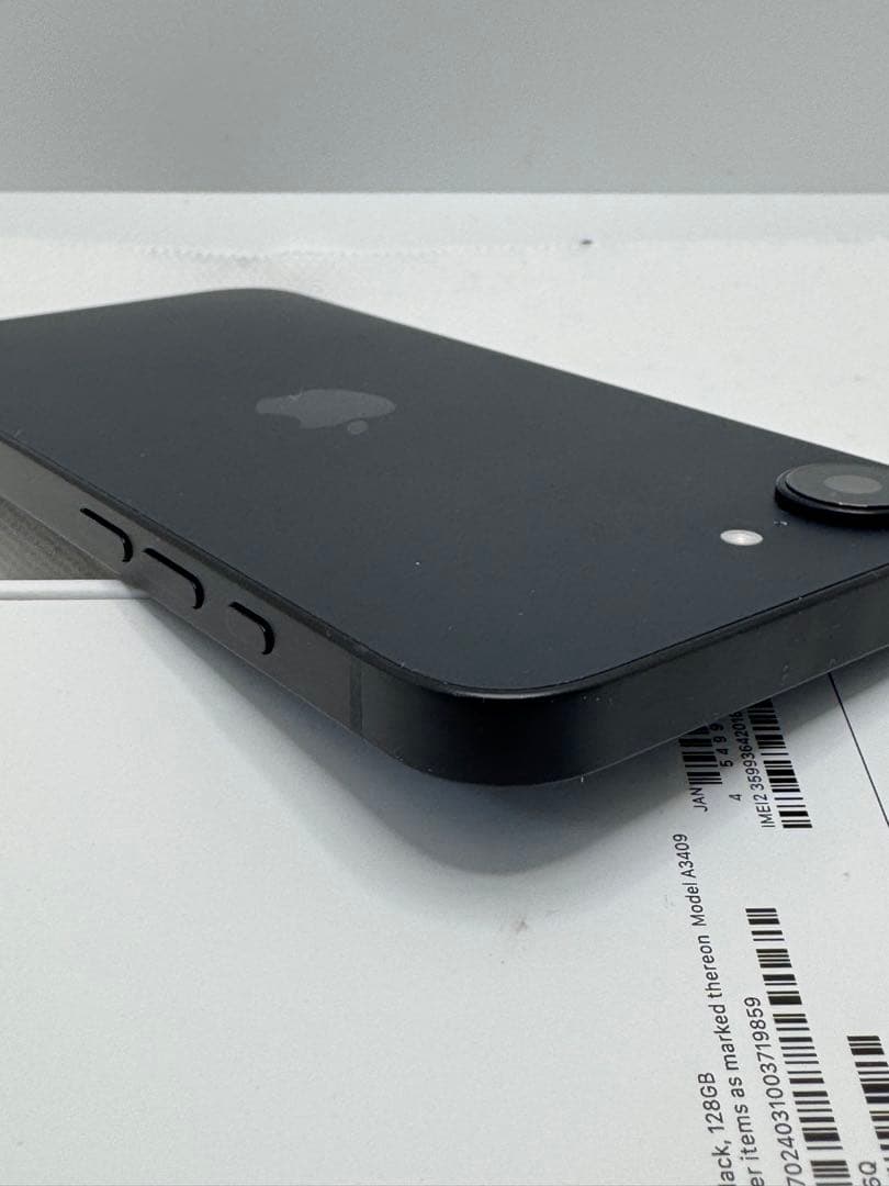 SIMフリー Apple iPhone 16e フィルムとケース付き