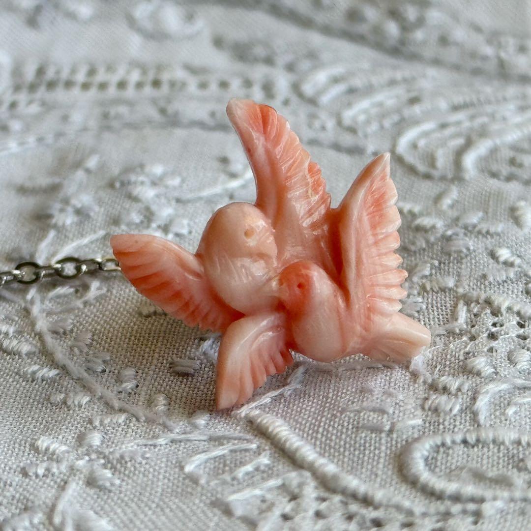 桃珊瑚 寄り添う鳥たち 二羽 小鳥 ブローチ ピンブローチ 天然珊瑚 サンゴ