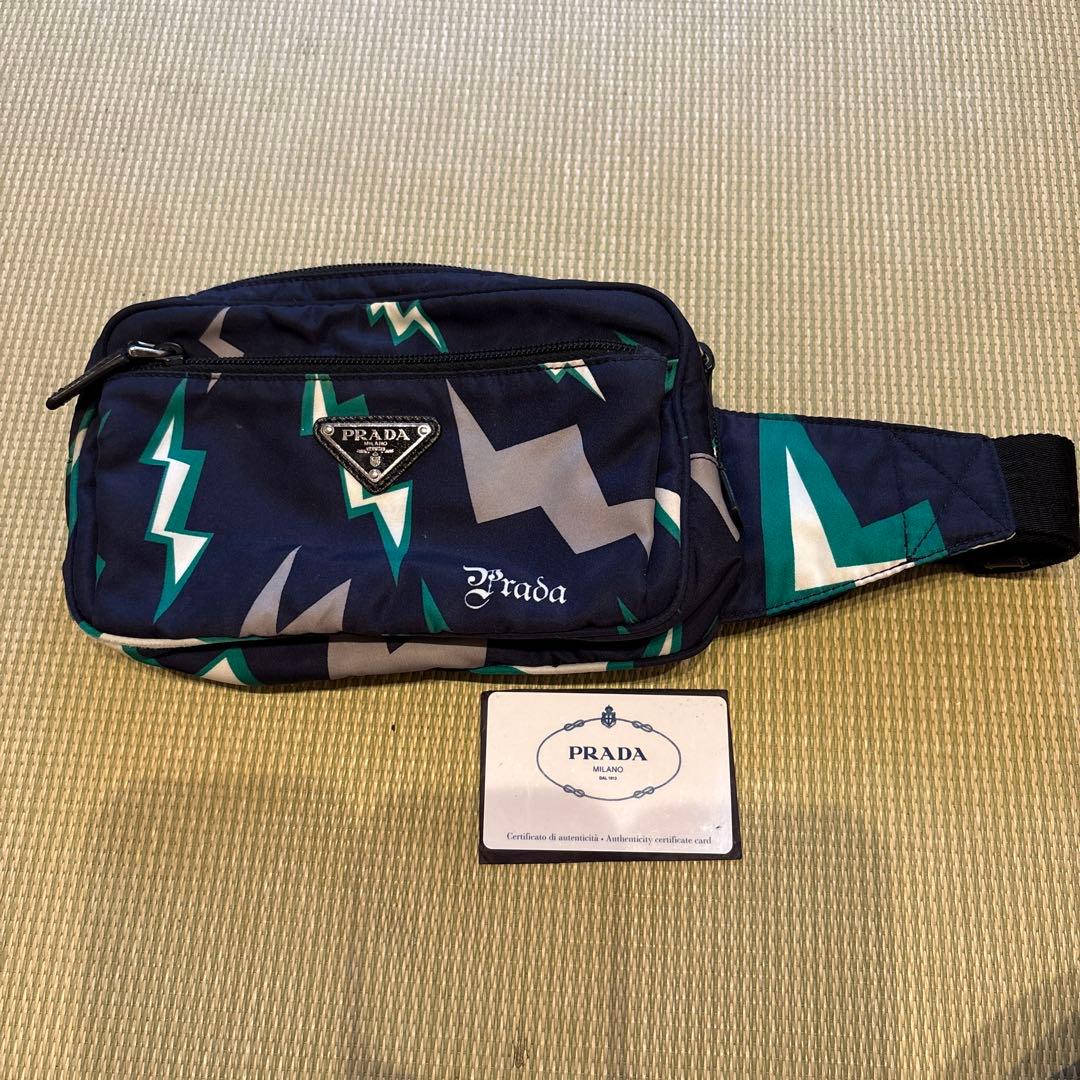 Prada ボディバッグ 稲妻模様