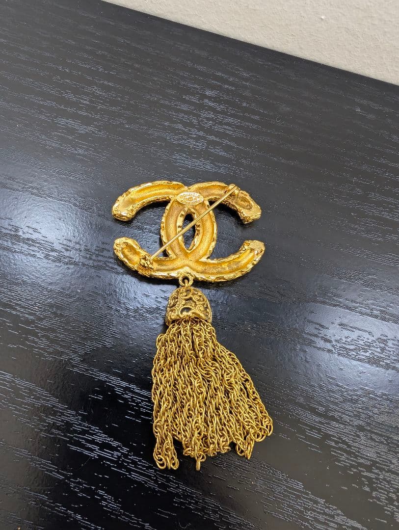 CHANEL ゴールド タッセルロゴブローチ