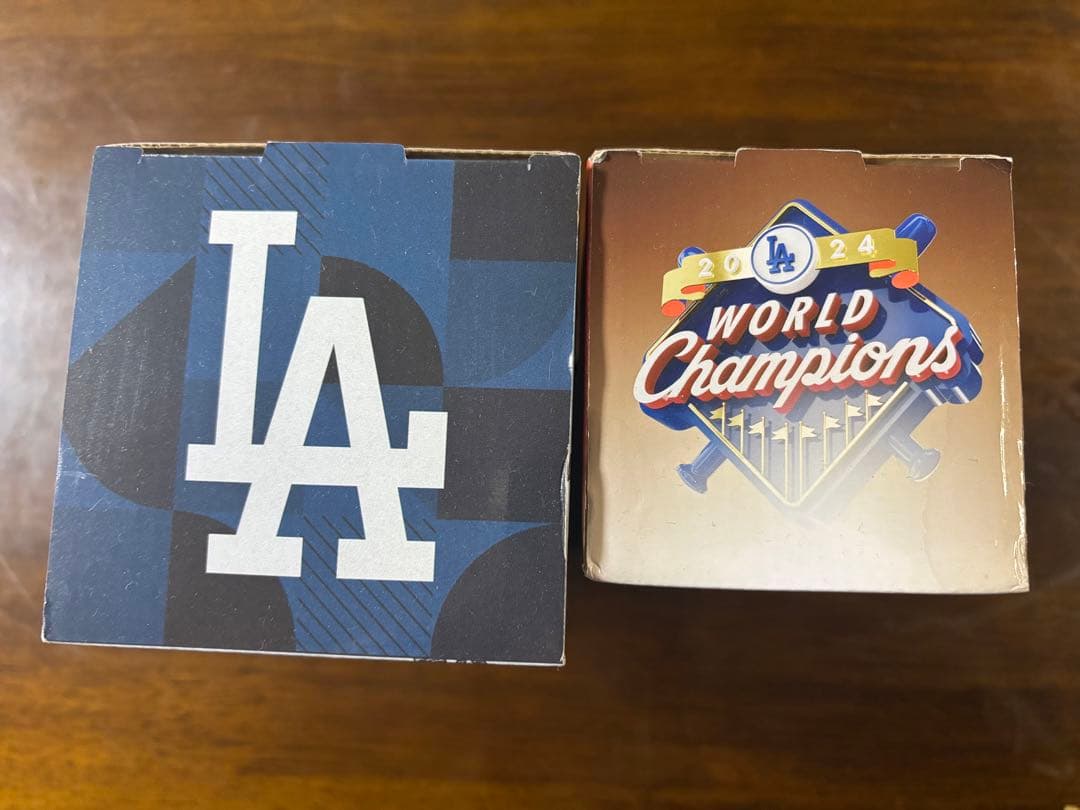 ドジャース ビンスカリーボブルヘッドと非売品缶バッジ