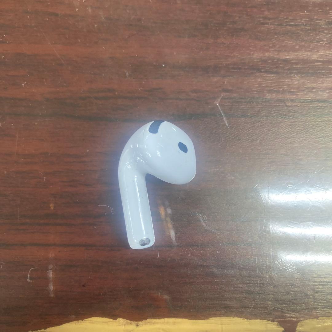 AirPods4本体 ホワイト 充電ケース付き 左耳のみ　ANC機能有