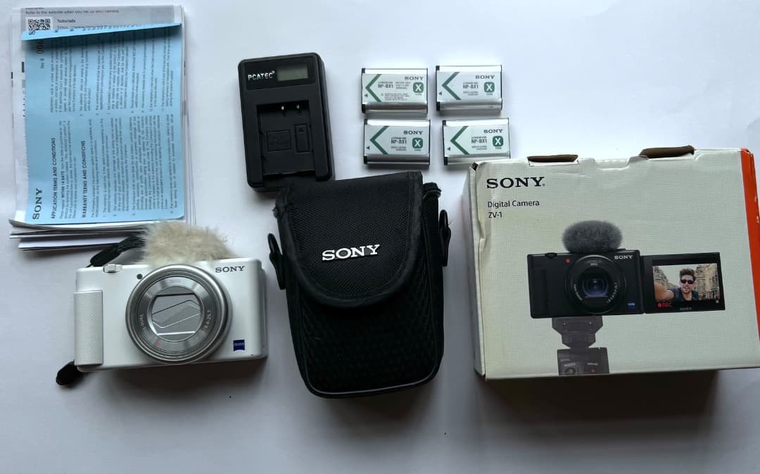 SONY デジタルカメラ ホワイトSONY VLOGCAM ZV-1　海外モデル