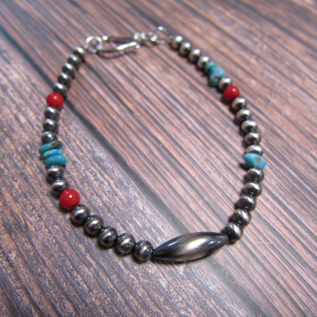 YQ936ナバホパールとキングマンターコイズさざれ、レッドコーラルのブレスレット