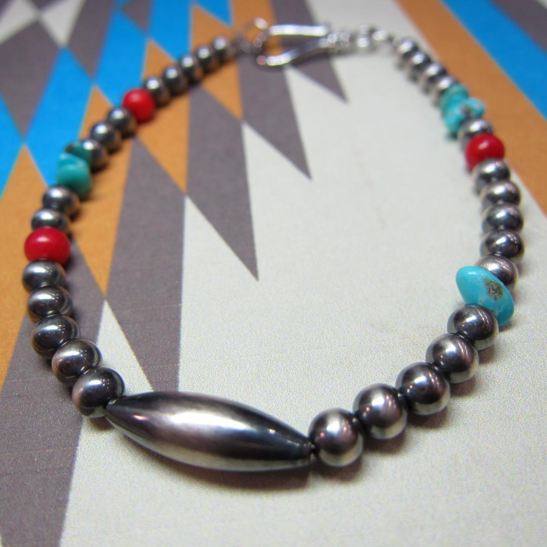 YQ936ナバホパールとキングマンターコイズさざれ、レッドコーラルのブレスレット
