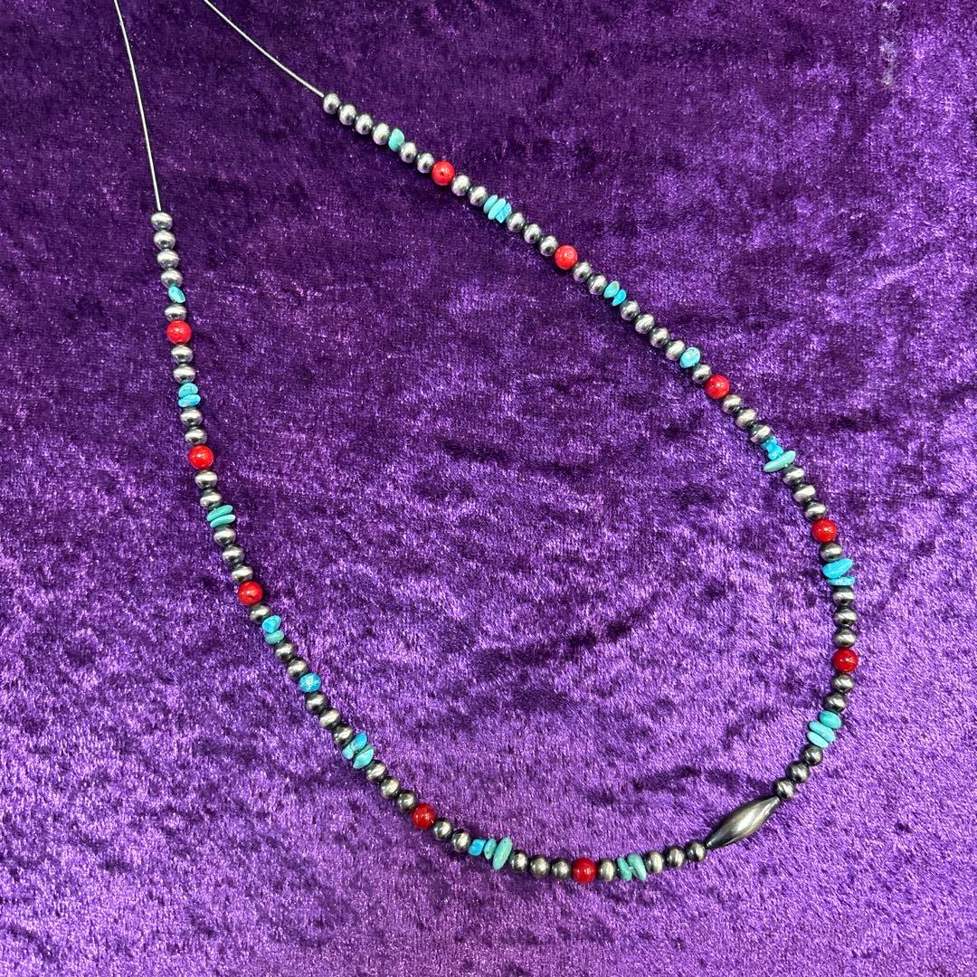 YQ936ナバホパールとキングマンターコイズさざれ、レッドコーラルのブレスレット