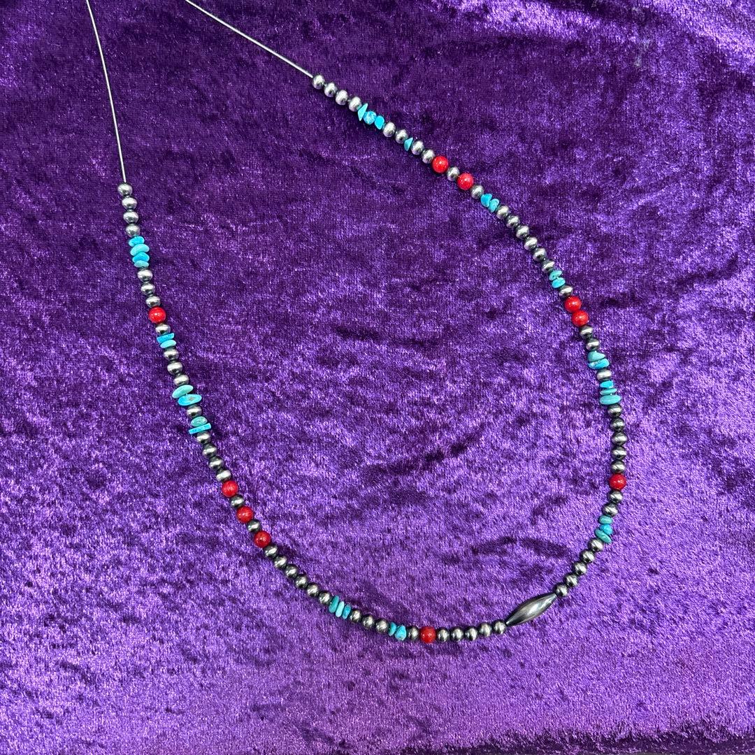 YQ936ナバホパールとキングマンターコイズさざれ、レッドコーラルのブレスレット