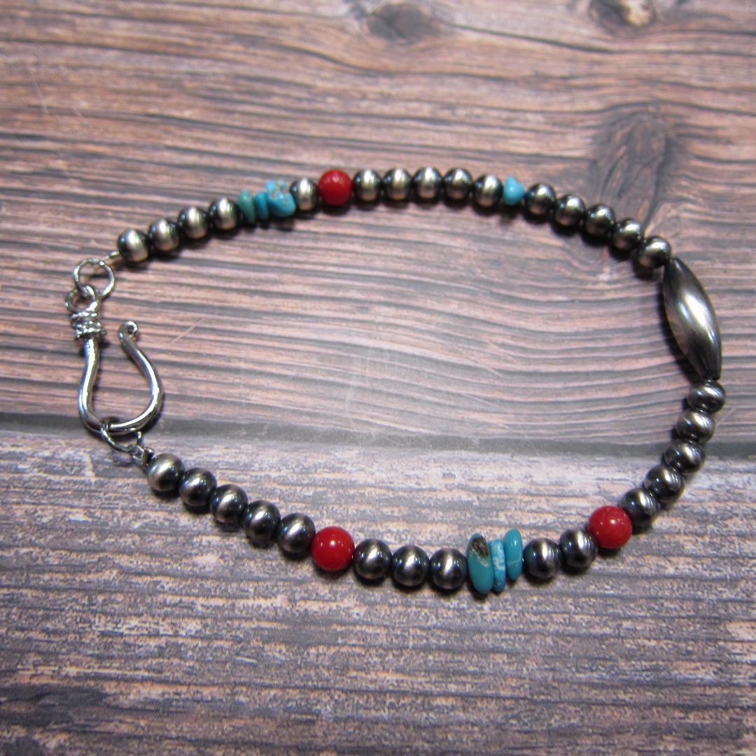 YQ936ナバホパールとキングマンターコイズさざれ、レッドコーラルのブレスレット
