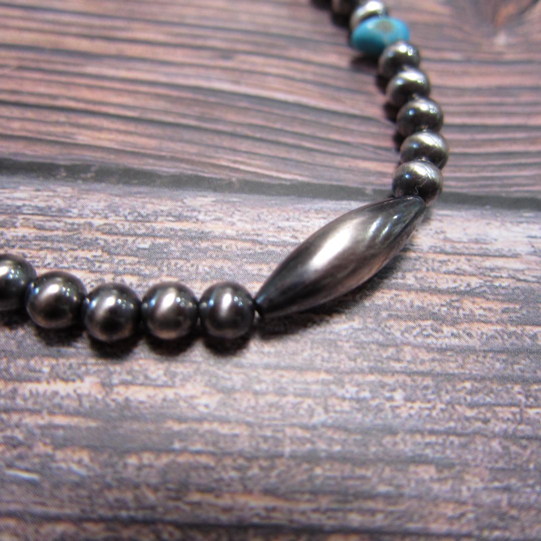 YQ936ナバホパールとキングマンターコイズさざれ、レッドコーラルのブレスレット