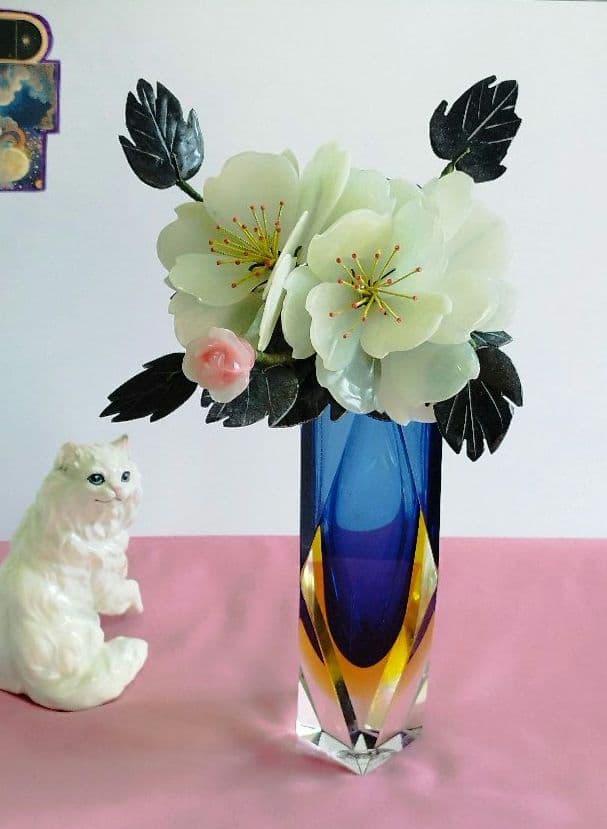 イタリアのヴェネツィアで作られたムラーノガラス工芸品。と翡翠のボタンの花