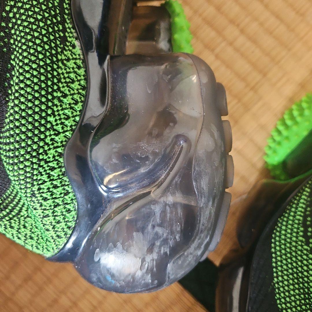 groundsスニーカー 黒/緑/ピンク