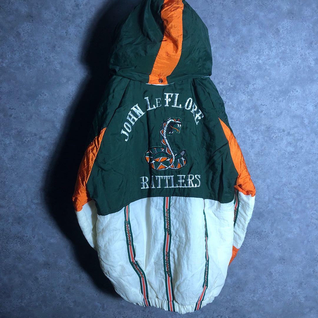 中綿 ナイロンジャケット 背面刺繍デザイン 袖ライン キルティング オフホワイト