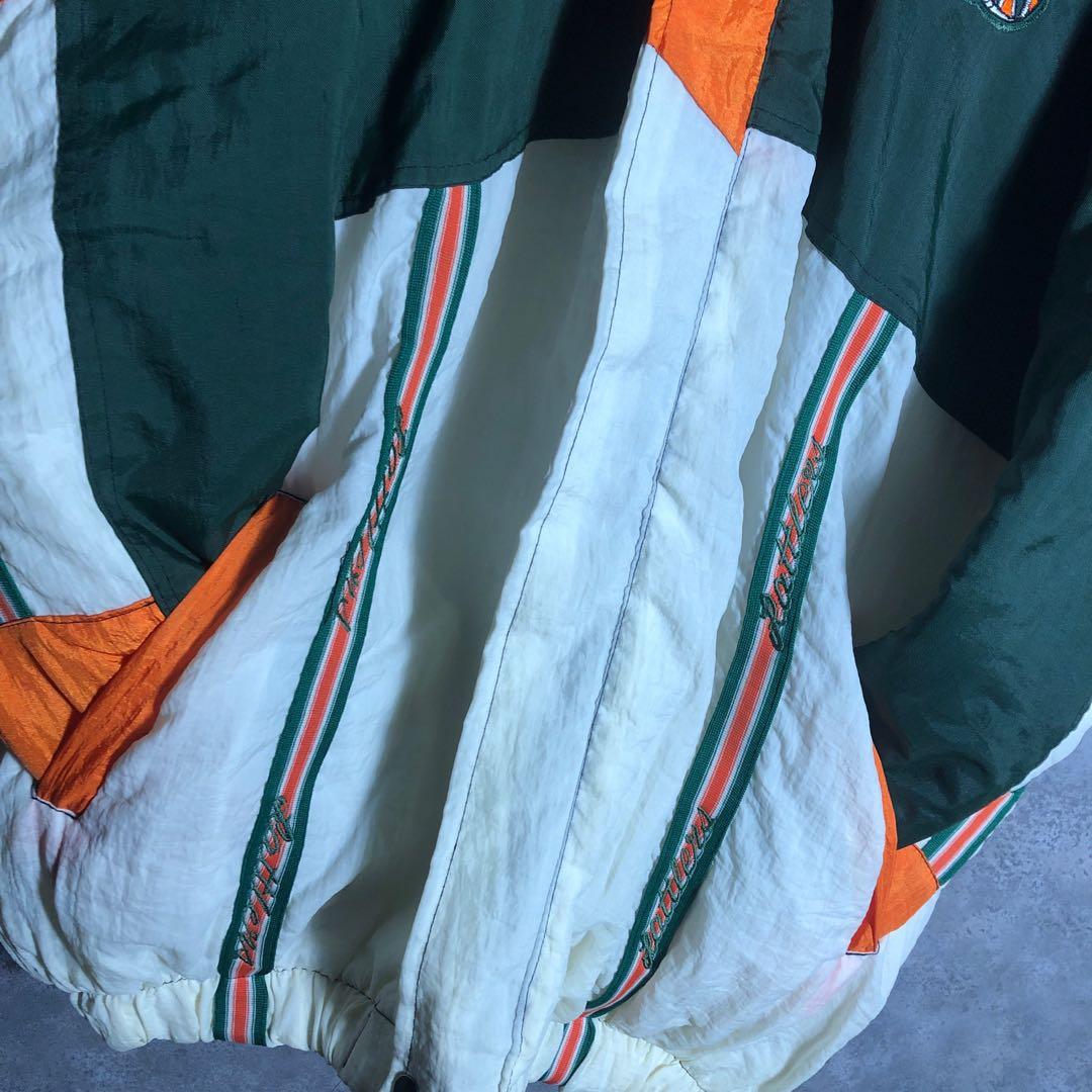 中綿 ナイロンジャケット 背面刺繍デザイン 袖ライン キルティング オフホワイト