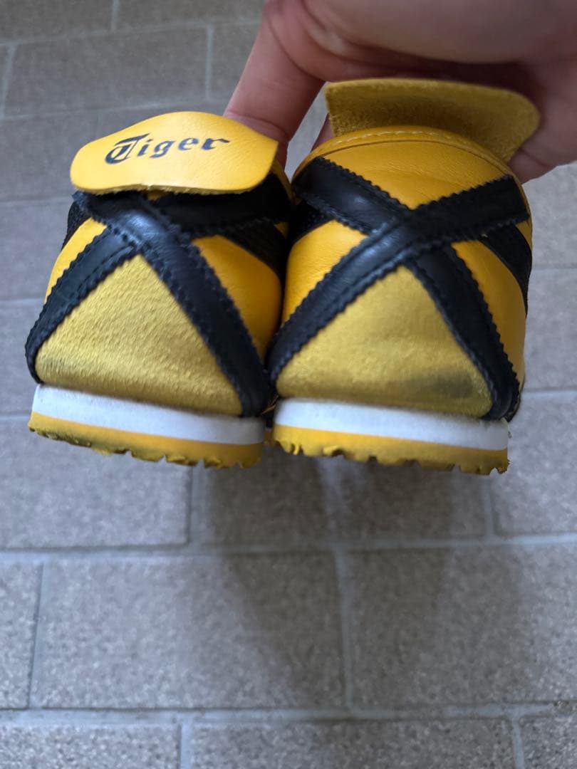 OnitsukaTigerスニーカー イエローブラックオニツカタイガー27.5㎝